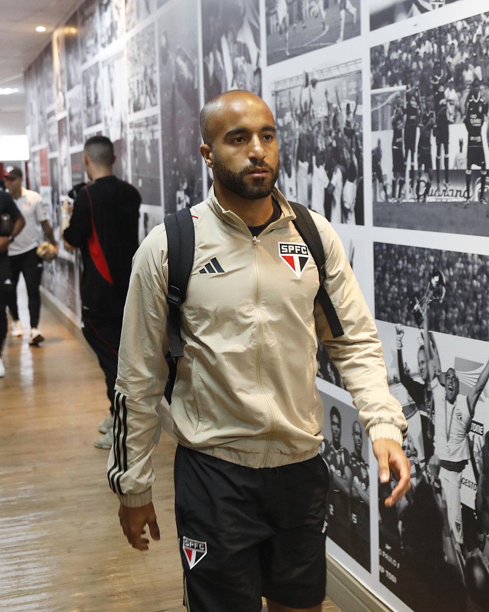 SaoPauloFC's tweet photo. Noite de clássico decisivo! 

#VamosSãoPaulo 🇾🇪

📸 Rubens Chiri / saopaulofc https://t.co/zxhTD4mjp7