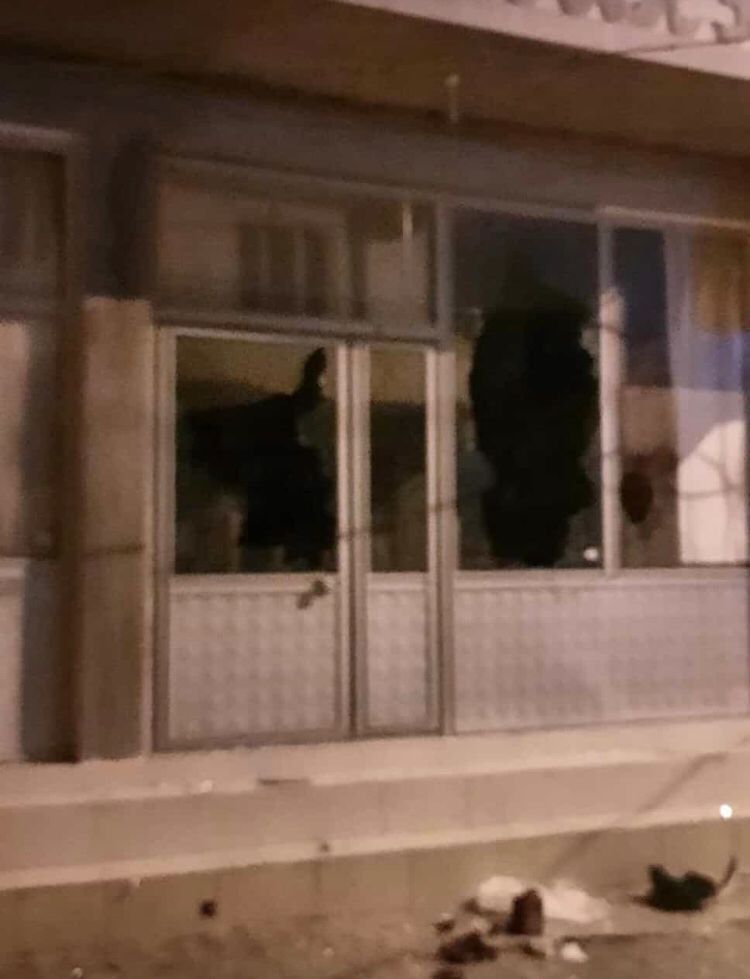 urfaflashaber's tweet photo. Bozava da yaşanan olaylar şuan olarak durulmuş durumda Bozova da yaşanan mültecilerin iş yerlerinin öfkeli vatandaşlar tarafından camları ve kapıları kırıldı #Bozova #sanliurfa #suriyeliler https://t.co/NEhfWh9JJC
