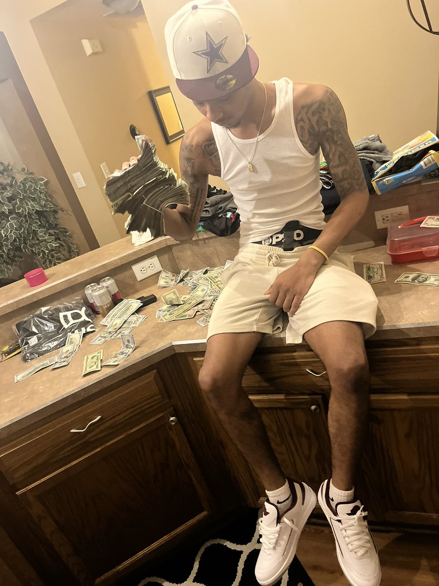 GGucci2x's tweet photo. Forever Young&amp;Turnt 🦅 They counted me out but i made sure to tell them count me up BITCH! #LLWill🖤 https://t.co/zYNgHnaV0k