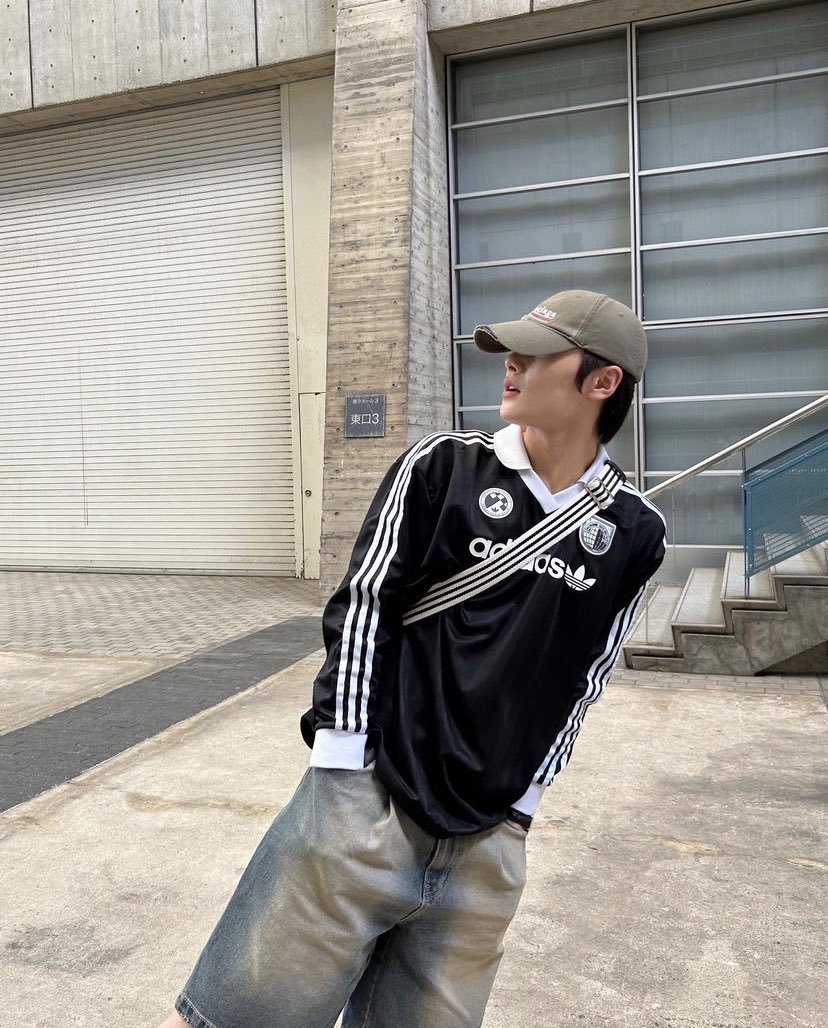 directorinnie's tweet photo. Looking right because you left.. 🤕😢💔🫵 #OOTD https://t.co/9zbylNDF5E