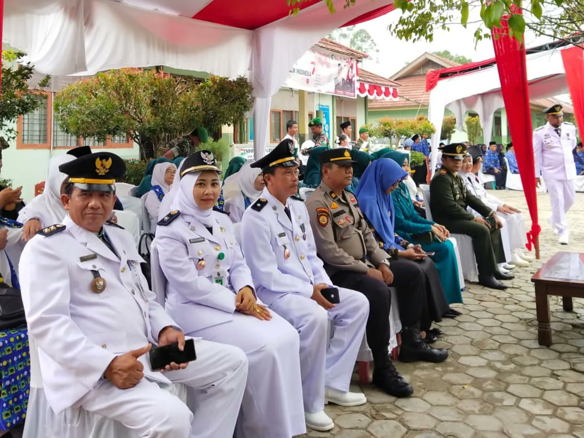 raya_tenayan's tweet photo. Upacara Bendera Kemerdekaan Hari Ulang Tahun Kemerdekaan RI Ke 78 di SMK 6 Jl.Seroja RT.02 RW 02 Kel.Sialangrampai Kec.Kulum 
Wilayah hukum Polsek Tenayan Raya https://t.co/EHi3AcJNQW