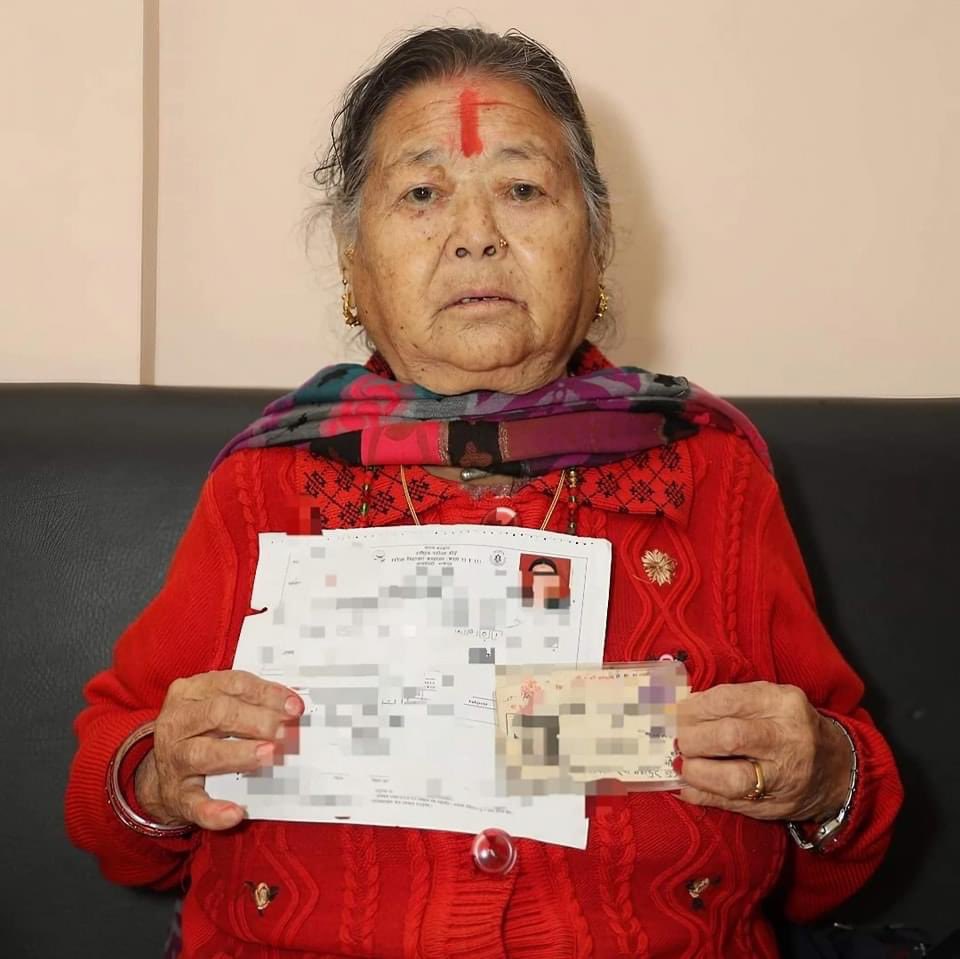 RONBupdates's tweet photo. Ratna Kumari Sunuwar who recently passed class 12 board exams at the age of 79 says, "पास हुन्छ कि हुँदैन जस्तो लाग्थ्यो पास भइयो खुसी लागेको छ। उबेला पढ्न नपाए पनि अहिले पढ्न पाए खुसी लागिरहेको छ। उबेला पढ्न पाएको भए केहि हुने आशा गर्थे, मास्टर हुन्थ्यो। ठुलो मान्छे हुने विचार थियो तर पढ्न पाइएन। बुढेसकालमा पढ्न पायो इच्छा पुरा भयोे। पढ्दा एकदमै रमाइलो लाग्ने, खुसी लाग्ने, रिस पनि नउठ्ने त्यही अक्षरसंग बोल्न मन लाग्ने। पढ्नलाई उमेरले छेक्दो रैइन्छ। आँखाले धोका दिए त १५, १६ कलास पनि पढ्थे।"