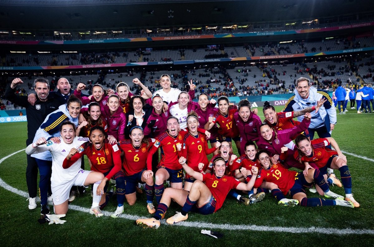 ¡Enhorabuena <a href="/SEFutbolFem/">Selección Española Femenina de Fútbol</a>! 🇪🇦⚽✌🏻 Ya solo nos queda un paso más. Este domingo, ¡vamos a por la ⭐ ante Inglaterra!