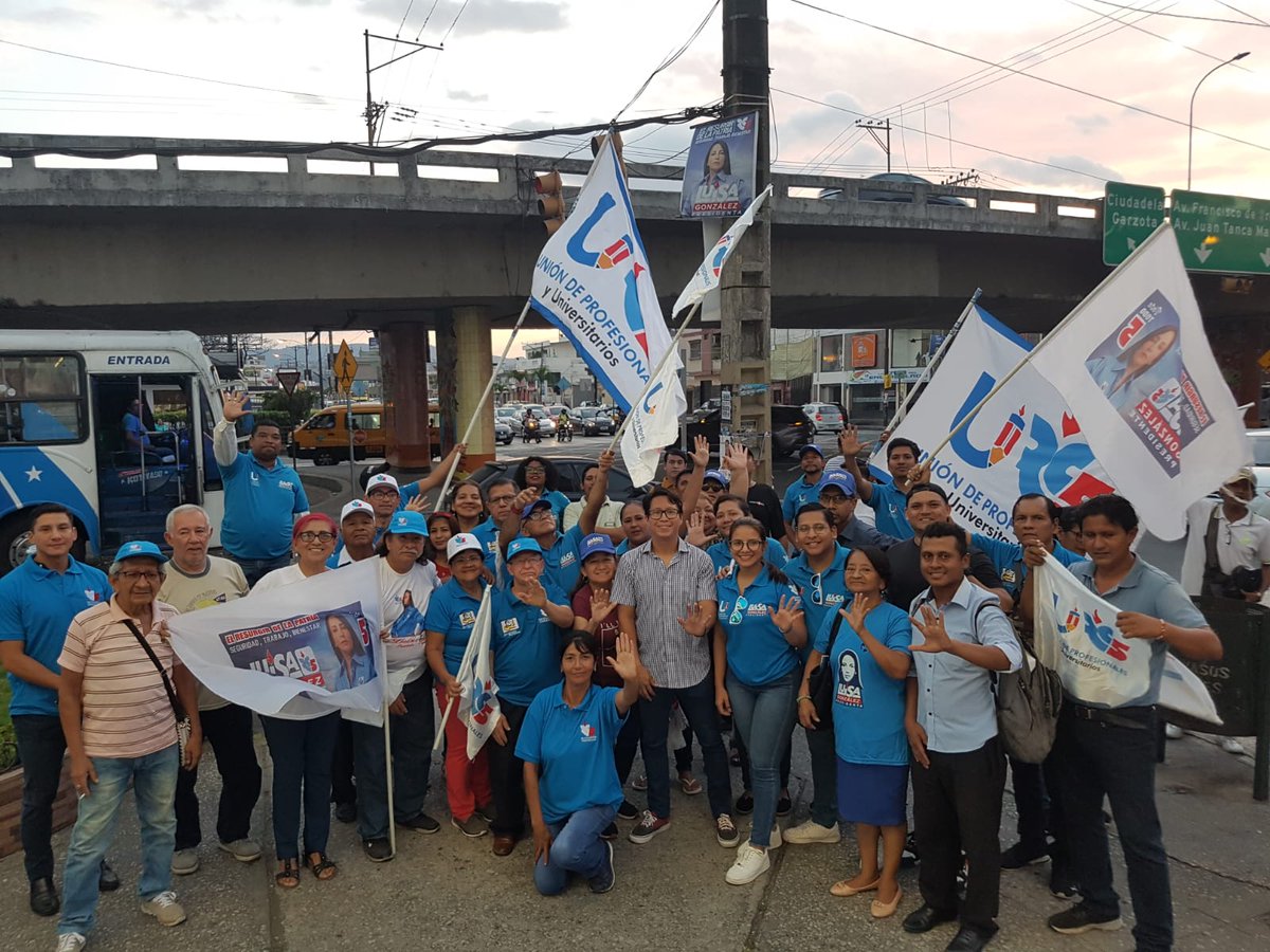 andressantosa's tweet photo. No hay chanse para las mentiras. El pueblo de a pie, los sencillos, las grandes mayorías tienen esperanza de que este Domingo empieza #ElResurgirDeLaPatria. Saben que #YaLoHicimos y ahora lo haremos mejor. @LuisaGonzalezEc @ecuarauz 🇪🇨 https://t.co/A14VFOcUbC