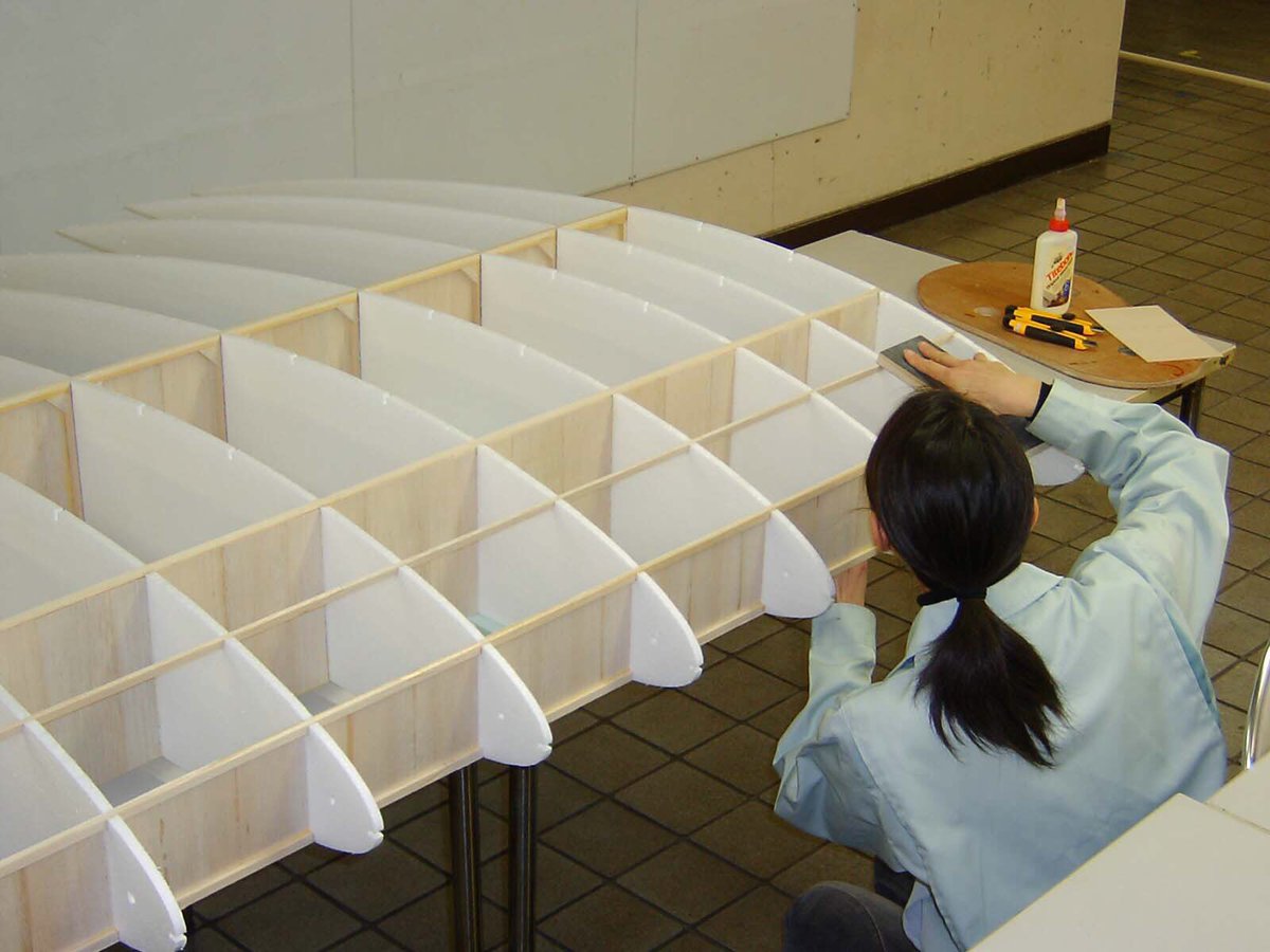 K_Lab_Annex's tweet image. #鳥人間
#Dbox

この機体もDboxかな？
正しくはどう呼ぶか知らないけど

画像段階ではフニャフニャ

外皮はハンズで売ってるスチレンペーバーで、こちらも単体だとフニャフニャ

それらを組み合わせた途端に捻れ剛性が発生

作ってて面白いですよ