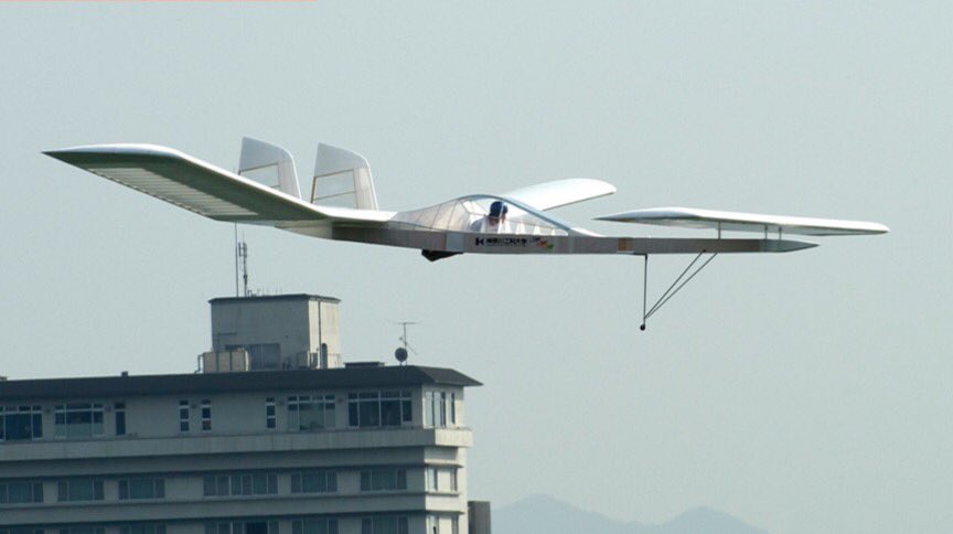 K_Lab_Annex's tweet image. #鳥人間
#Dbox

この機体もDboxかな？
正しくはどう呼ぶか知らないけど

画像段階ではフニャフニャ

外皮はハンズで売ってるスチレンペーバーで、こちらも単体だとフニャフニャ

それらを組み合わせた途端に捻れ剛性が発生

作ってて面白いですよ