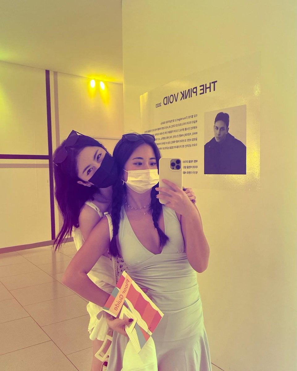 sserapics's tweet photo. YUNJIN WITH HER SISTER RACHEL!! https://t.co/aqu7SiUNce