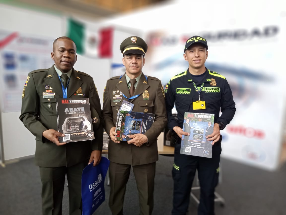GlobalDefenseMx's tweet photo. Primer día de actividades @Securityfair  Bogotá, Colombia, @revmasseguridad y Global Defense MX  presentes. 
https://t.co/2dztAxcPq6
https://t.co/sXyu3EbfKX

#PorTuSeguridad #DefensaHoy 
#MásSeguridadPresente
#ESS29años https://t.co/Ed69mhhv2m