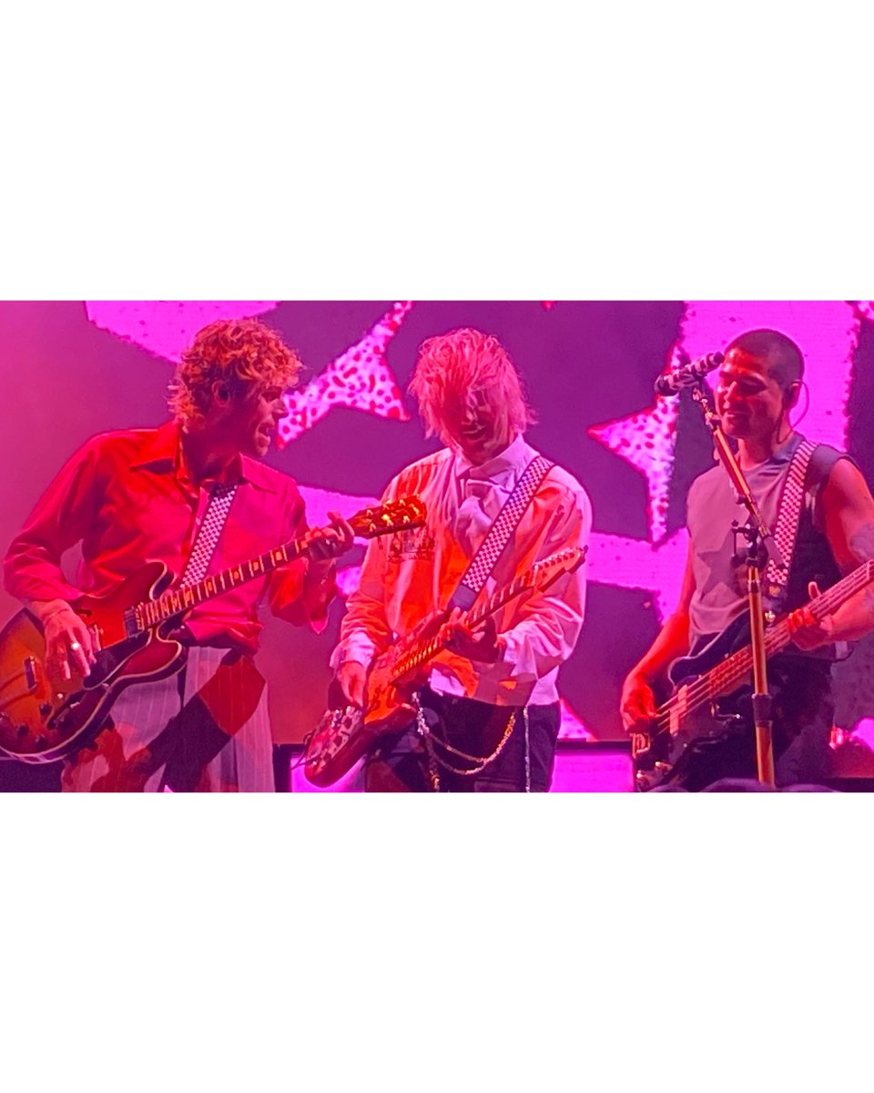 Let’s appreciate these photos please 🥺 #The5SOSShowToronto 5️⃣🆘