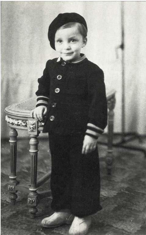 17 August 1938 | A French Jewish boy, Sylvain Kozubski, was born in Metz.

In September 1942 he was deported to #Auschwitz and murdered in a gas chamber after the selection.