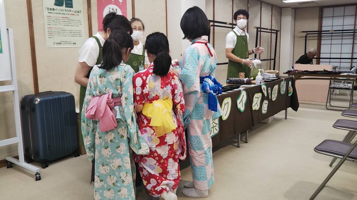 今日から人形町で『夏休み親子和文化体験会 』が開催され、浴衣の着付やミニ畳の作成などの和文化を体験中です。日本茶ブースでは冷茶の試飲や日本茶クイズを出題中です！(主催：和文化・産業連携振興協議会)