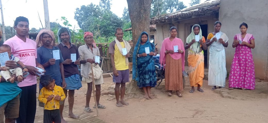 sandeep061185's tweet photo. 124 *Pani Passbook* distributed among the beneficiaries by Panchayati Raj member and our implementation team to enhance the practices of collecting maintenance Tariff for managing O&amp;M of Ekal Gram Yojana in Lara and Tasnalo villages #Churchu #Hazaribagh @cinicell @DC_Hazaribag https://t.co/eHQO7YXM0O