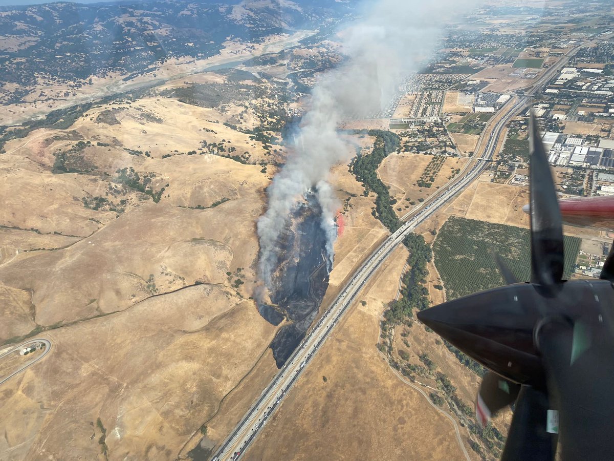 calfireSCU's tweet photo. #CochraneFire [update] at NB Hwy 101 X Coyote Creek Golf Dr in north Morgan Hill (Santa Clara County) is now 71 acres 40% contained. Firefighters are making good progress and continue to build and strengthen control lines.   
#CALFIRESCU 
@SCCParks @SJFD https://t.co/aDUADSnwB6