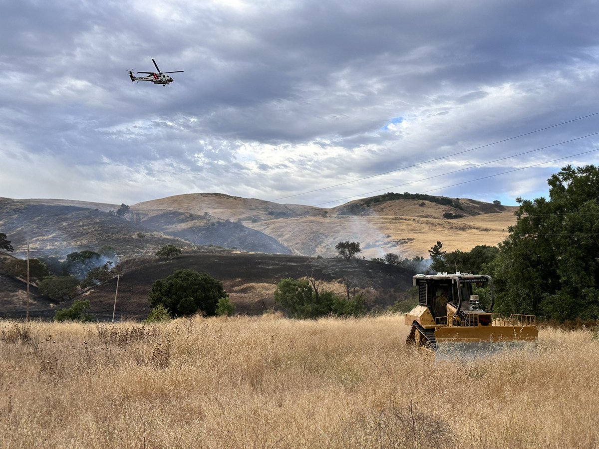 calfireSCU's tweet photo. #CochraneFire [update] at NB Hwy 101 X Coyote Creek Golf Dr in north Morgan Hill (Santa Clara County) is now 71 acres 40% contained. Firefighters are making good progress and continue to build and strengthen control lines.   
#CALFIRESCU 
@SCCParks @SJFD https://t.co/aDUADSnwB6
