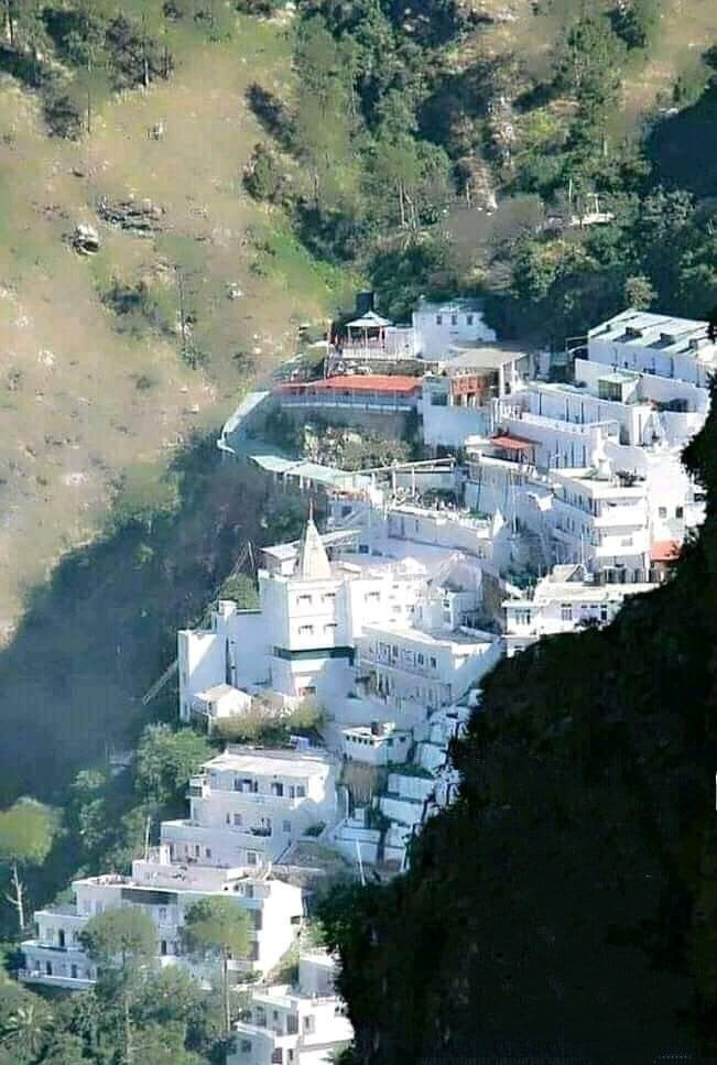 त्रिकूट पर्वत पर स्थित माँ वैष्णो देवी का धाम (जम्मू)