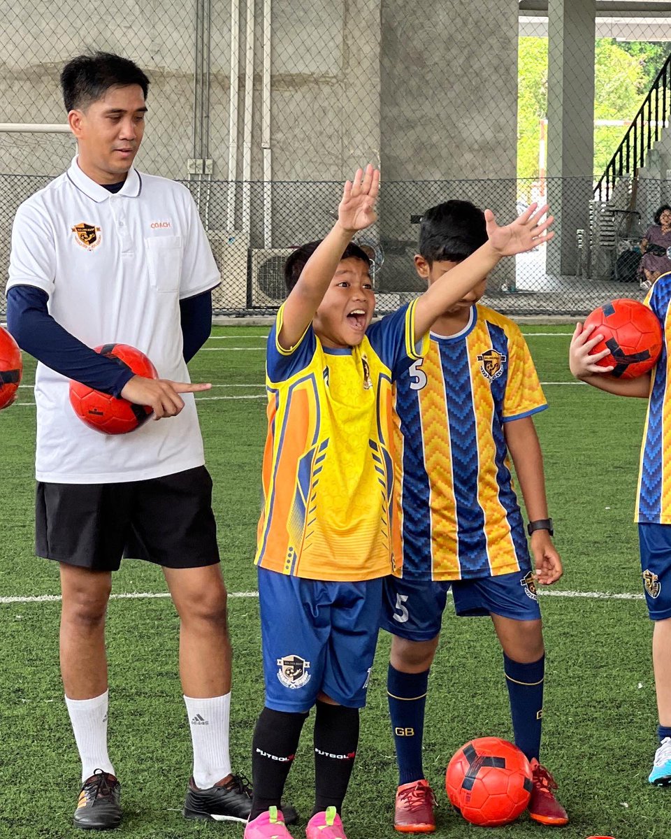 goldenbootTH's tweet photo. Smiling Makes Everything Easier.

#goldenbootacademythailand 
#goldenbootu10 
#footballers 
#kids 
 #ฟุตบอลเด็ก 
 #ฟุตบอลบางนา 
#youthfootball 
#soccer 
#soccerkids 
#โกลเด้นบูทไทยแลนด์
#ฟุตบอลอ���าเดมี่ 
#footballboots 
#soccerkids⚽️ 
#ฟุตบอลเด็ก 
#สนามฟุตบอลบางนา
#สนามฟุตบอล https://t.co/doRBq25RTV