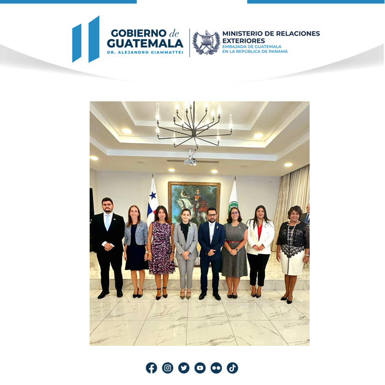 EmbGuatemalaPan's tweet photo. Se realizó la juramentación de la junta directiva del Cuerpo Consular acredito en 🇵🇦 donde el cónsul de 🇬🇹 ocupa el cargo de Vicepresidente.
El acto fue presidido por la canciller S.E. Janaina Tewaney Mencomo.
¡Extendemos una cordial felicitación y deseamos éxitos en su gestión! https://t.co/I8e9awyctX