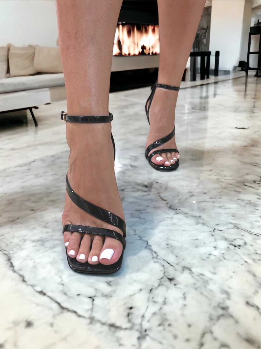 feetoftheweek_'s tweet photo. Be it red, white, pink or black 💅 always on point 💯

Model of the week @spoilauren https://t.co/Lw7sDAO8IN