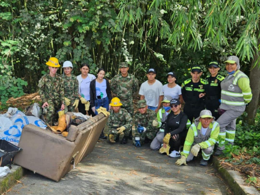 Ingenieros_EJC's tweet photo. El Batallón de Ingenieros N°8 realizó jornada ambiental   en articulación con @PoliciaColombia y la empresa de servicios públicos en la Tebaida #Quindío en la recolección de residuos sólidos protegiendo los afluentes y zonas verdes del barrio Provincia
#CustodiosDelMedioAmbiente https://t.co/pT9kTJVe1H