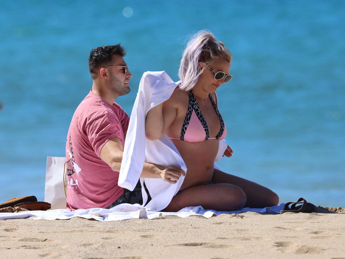 BritneyTheStan's tweet photo. A source tells ET, Britney is ADAMANT that she did not cheat on Sam Asghari. https://t.co/VuWanzmO1h