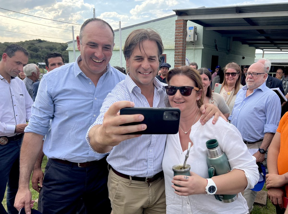 CarlosAlbisu's tweet photo. ¡Un día de fiesta en Pueblo Fernández con el Presidente @LuisLacallePou ! 🤩
Inauguramos la conexión al sistema eléctrico nacional de @UTE_ComCorp y además, la entrega de una ambulancia 0km por parte de @ASSEcomunica ⚡️🚑
¡Las necesidades del interior profundo son sueños que se hacen realidad!