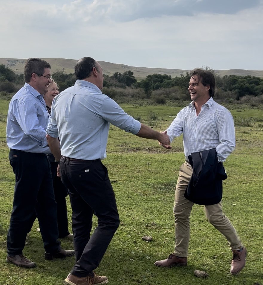 CarlosAlbisu's tweet photo. ¡Un día de fiesta en Pueblo Fernández con el Presidente @LuisLacallePou ! 🤩
Inauguramos la conexión al sistema eléctrico nacional de @UTE_ComCorp y además, la entrega de una ambulancia 0km por parte de @ASSEcomunica ⚡️🚑
¡Las necesidades del interior profundo son sueños que se hacen realidad!