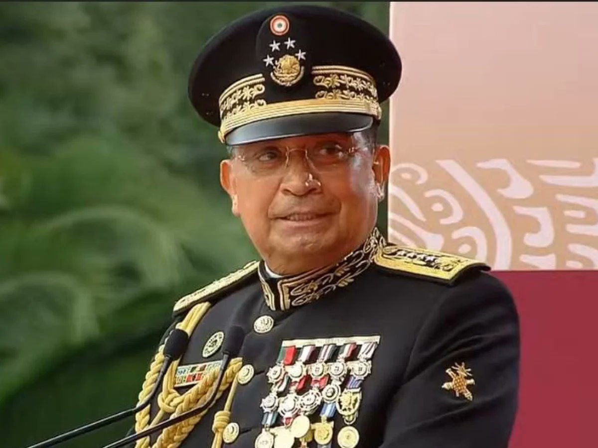 EricBla90829613's tweet photo. Qué espera, General @Luis_C_Sandoval para tomar cartas en el asunto.
Estamos aterrados.
Ante esto, su jefe, un criminal indolente y cobarde, hace oídos sordos, se burla y canta. ABRAZA.
Usted es el primer soldado de la patria.
Asuma su responsabilidad histórica. https://t.co/iBTNyyhgkj