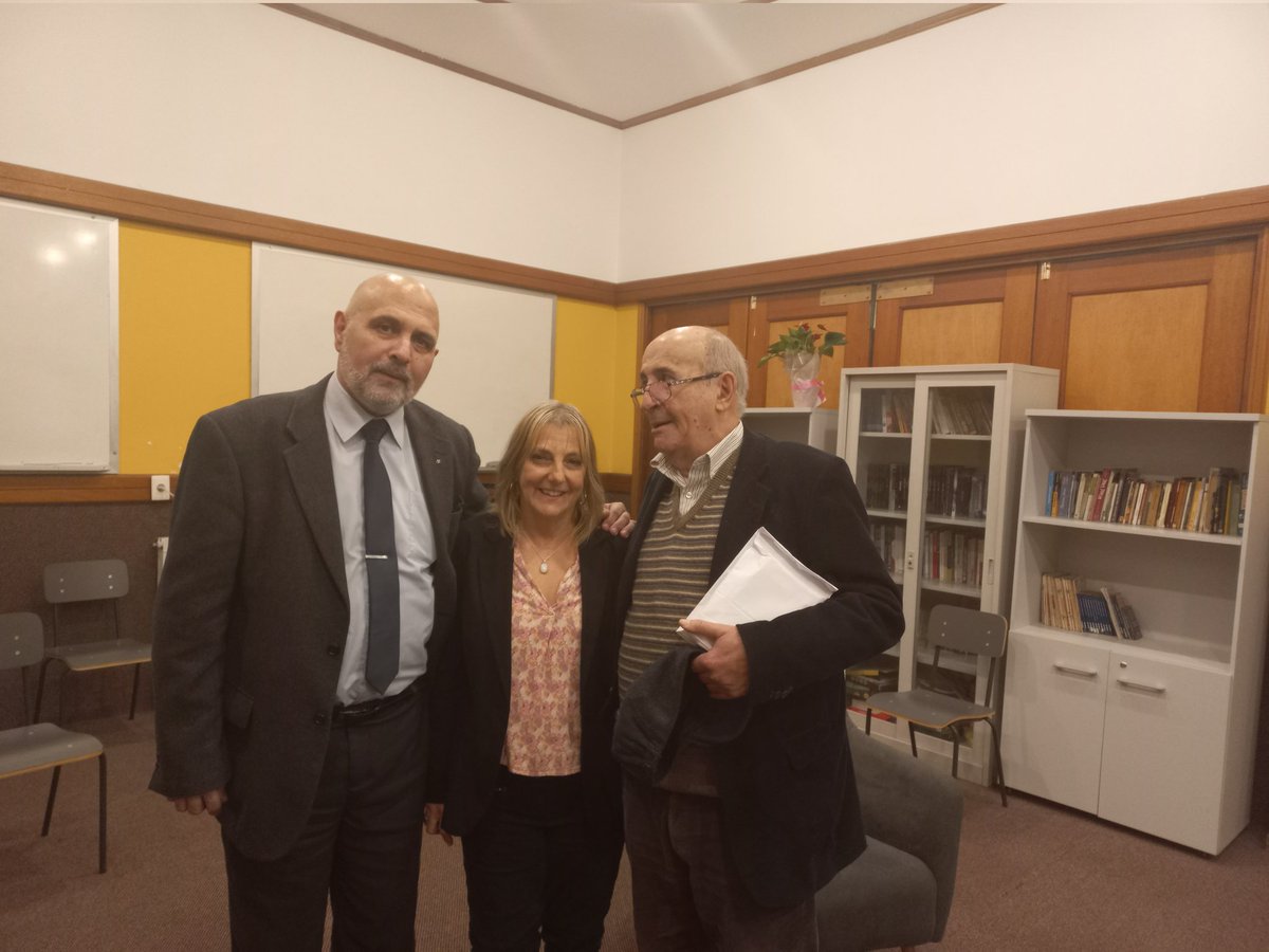 Prof_OYanez's tweet photo. *Conmemoración de los 50 años del Liceo 27 y reinauguración de su biblioteca.
*Excelente presentación del Coro de los liceos 27 y 34.
*Destacadas palabras de Mario Delgado Aparaín.
*Reencuentro de colegas.
*Testigos del compromiso de la dirección. https://t.co/Y3Zzmg1TQV