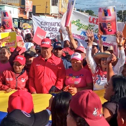 PsuvIribarrenVe's tweet photo. Con amor y convicción pueblo organizado de la populosa Parroquia Guerrera Ana Soto, marcha con alegría demostrando que @NicolasMaduro es Garantía de Paz.

#BricoMilesPorTodoElPais ♥️

@PartidoPSUV @dcabellor @JacquelinePSUV @LuisJonasReyes https://t.co/j85cK2UZTS