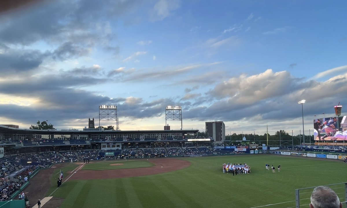 Hanging with the family <a href="/Yardgoats_/">Hartford_Yardgoats</a> game.  Hoping to see <a href="/willethridge_20/">Will Ethridge</a> <a href="/JLBish17/">Justin Bishop</a>