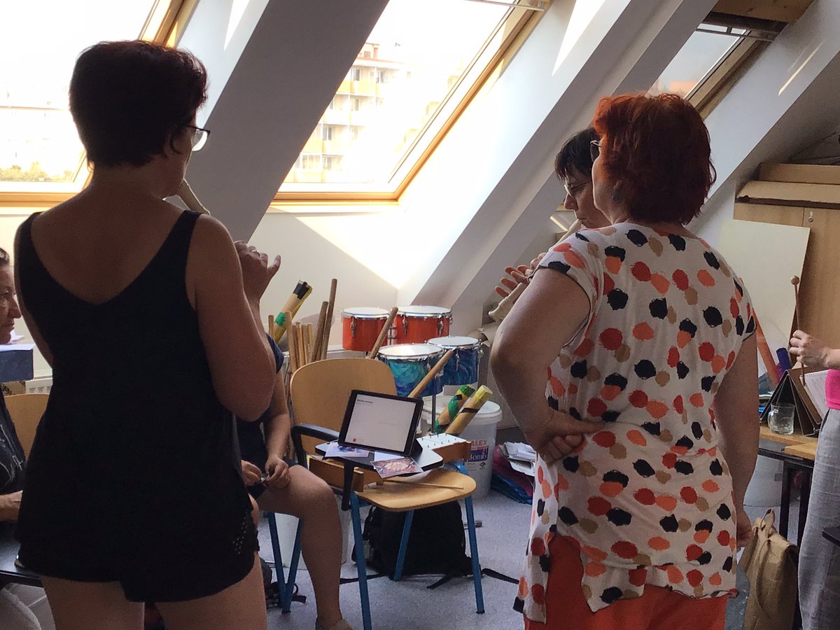 JarkaSira's tweet photo. Tvořivá hudebka - práce s informacemi, pracovně nazváno kruhový výcvik🤓#tvorivaskola, #ipadmoravka, #hudebka https://t.co/pCmppZ8Hek