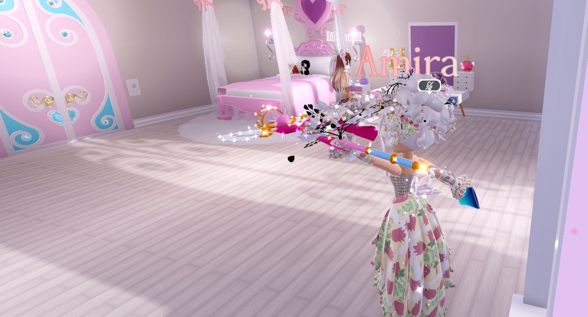 i just got teleported into a random dorm room and I didnt even do anything😭 ( I dont think they can see me.. ) Nothing is popping up like the teleportation portal whenever I was in the dorm.  #royalehighcampus3bugreport