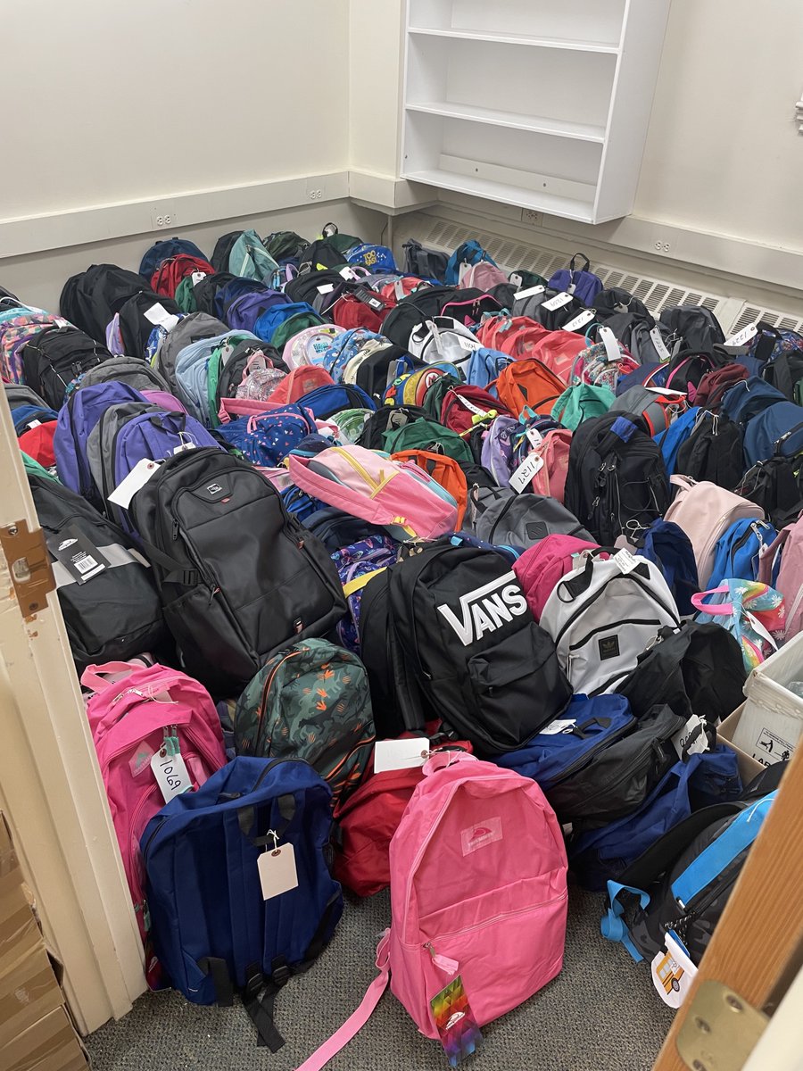 EagleLeasing's tweet photo. This afternoon, some of our Southboro team had the opportunity to give back to our local community by volunteering with United Way Tri-County. #GetEagle #UnitedWay https://t.co/sA2Y75PkiD