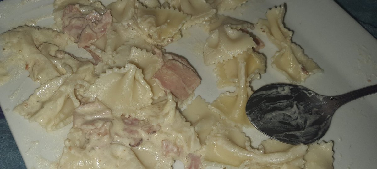 SebaChavez2's tweet photo. #granhermanoChv aqui viendolos comiendo un spagethii no alcanzo pa la foto dkdk https://t.co/j9sAo1Pffb