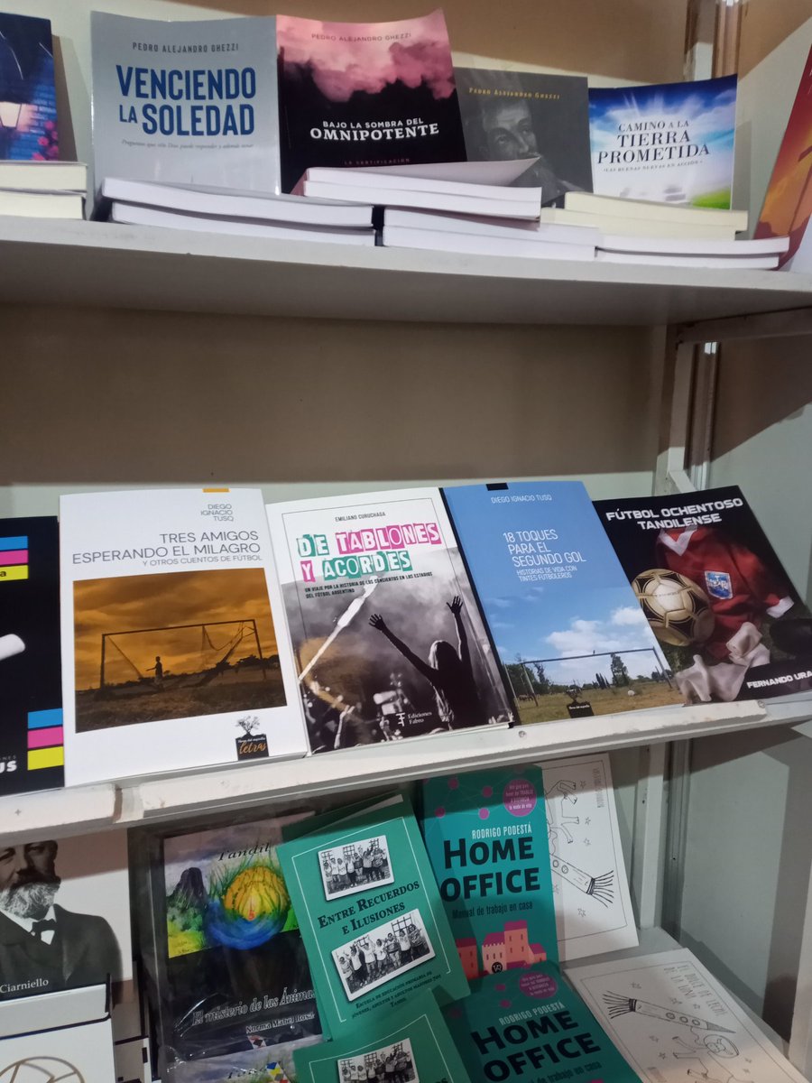 Emi_Curu's tweet photo. Con mucho orgullo y alegría, #DTYA llegó a la @FeriaLibrosTand 📚🏟️🎶🌄
Encontrá este viaje por la historia de los conciertos en estadios del fútbol argentino en el stand 1 de @alfalib_tandil y en el 38- Autores Tandilenses y de la región https://t.co/FMYwRIpsAv