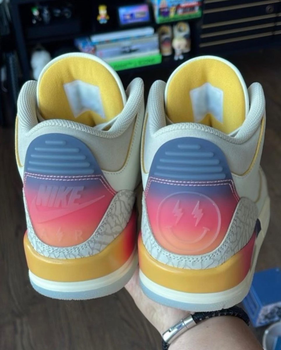 Sneaker News tweet media