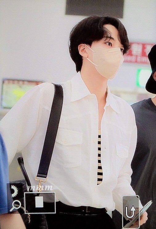 얘들아 정한이 전방 몇미터 안에서 코코넛향 겁나 찐하게 나 진심 혼절할뻔.... 
너무잘어울림 어떡해