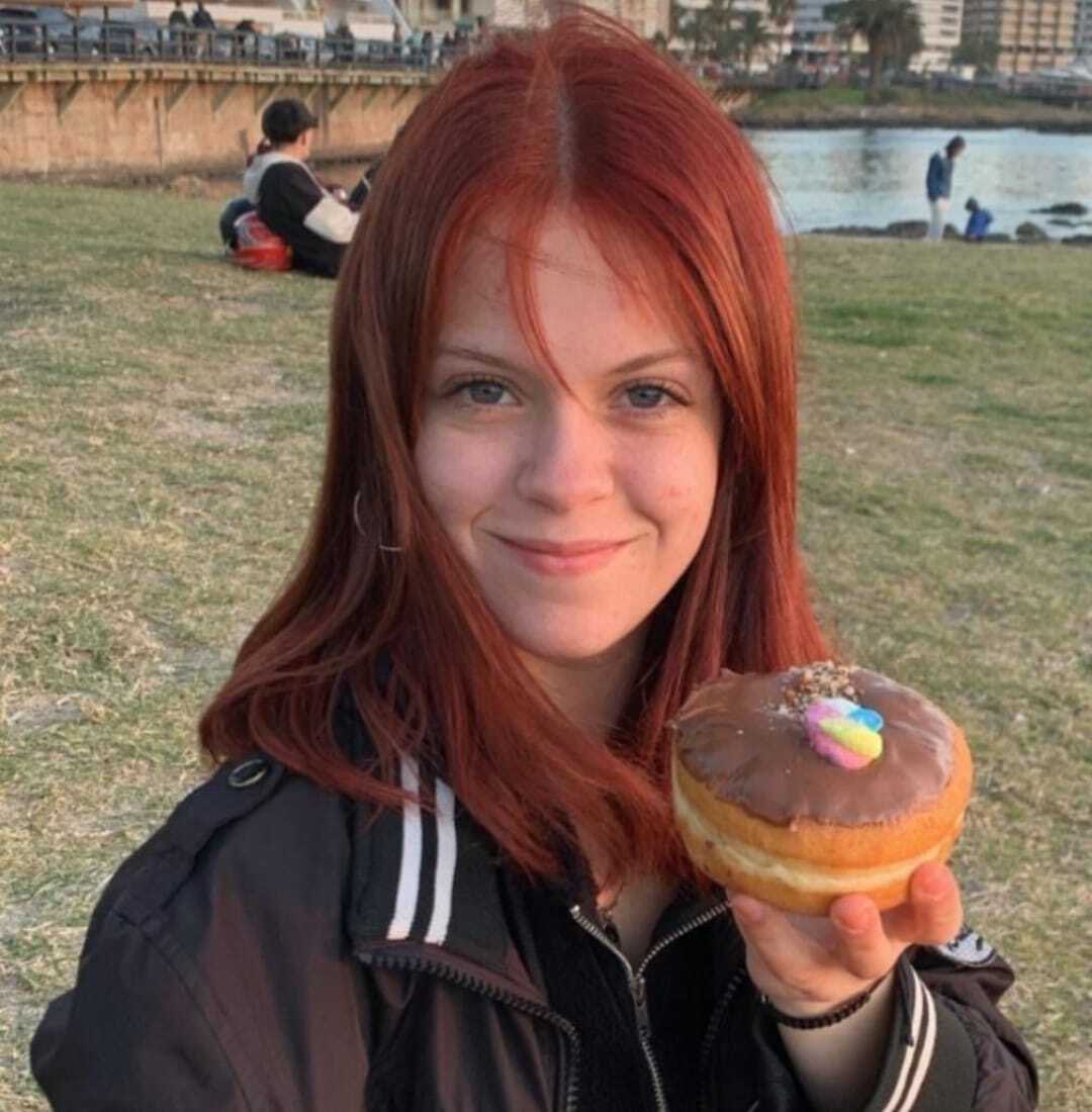 Valentina Cancela se llamaba, tenía 17 años. Hoy, Santino Gandini, su ex pareja, también de 17 años, sano hijo del patriarcado, la asesinó. Tenía una orden de restricción. 
Valentina nos va a faltar siempre.