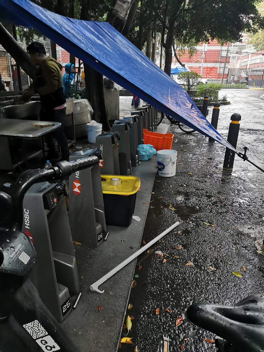 caminalex's tweet photo. Este puesto de Don chingón amarrando su lona de los bolardos y usando los anclajes de @ecobici como almacén.
Ahí te encargo @BJalcaldia
 Ecobici 394 en Del Valle, Benito Juárez - https://t.co/JI0uXH0Dda https://t.co/JNj0ZdDtQr