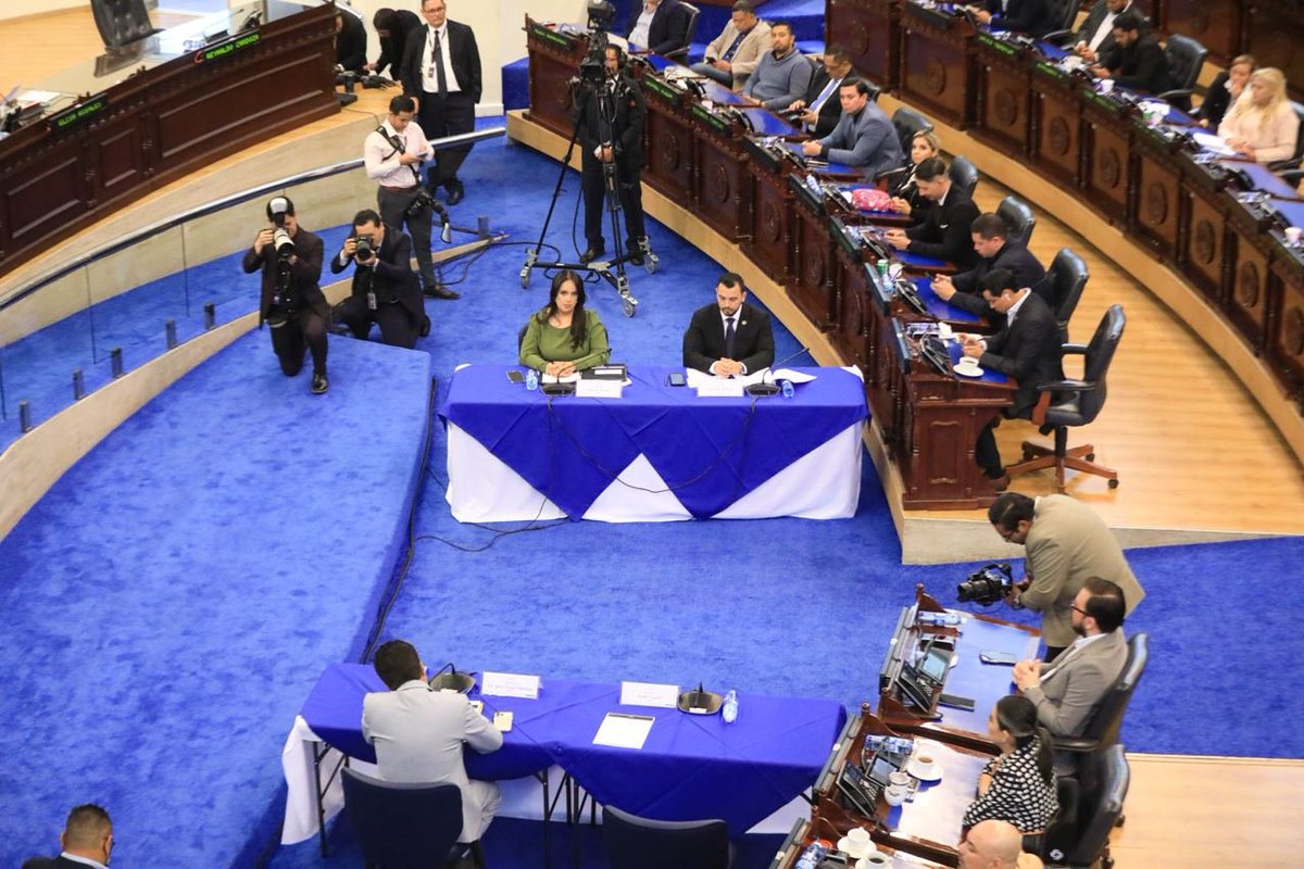elsalvador's tweet photo. #LoÚltimo | Con 79 votos a favor, la @AsambleaSV aprueba el dictamen de desafuero contra el diputado Erick García, y se instruye a notificar a la @FGR_SV la decisión tomada. Fotos: Édison González/#DiarioES https://t.co/RORnZBb0lp