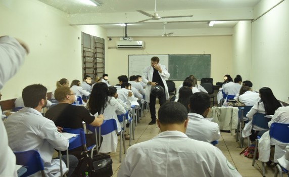 PREOCUPANTE | 😕

🔹Una encuesta de la Facultad de Medicina de la Universidad de São Paulo revela que el 85% de los brasileños que estudiaron medicina en Paraguay se aplazaron en la prueba "Revalida", con la cual deben validar sus títulos para ejercer la profesión en ese país.
