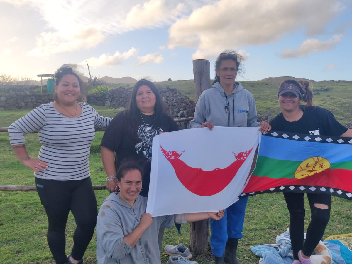 BudiMapu's tweet photo. Maururu/ Chaltumay Wapi Rapa Nui fuiste un regalo de la vida todo gracias a mi ñaña Zoilita quien lleva mas 20 años en la Isla 🗿 lindos momentos y grandes personas conocí 🙌🏾🗿🌊🌸🌊✈️🐚🌄🙏🏽.

#rapanui #tierraancestral #newenmapu https://t.co/hNW5YUEQDj