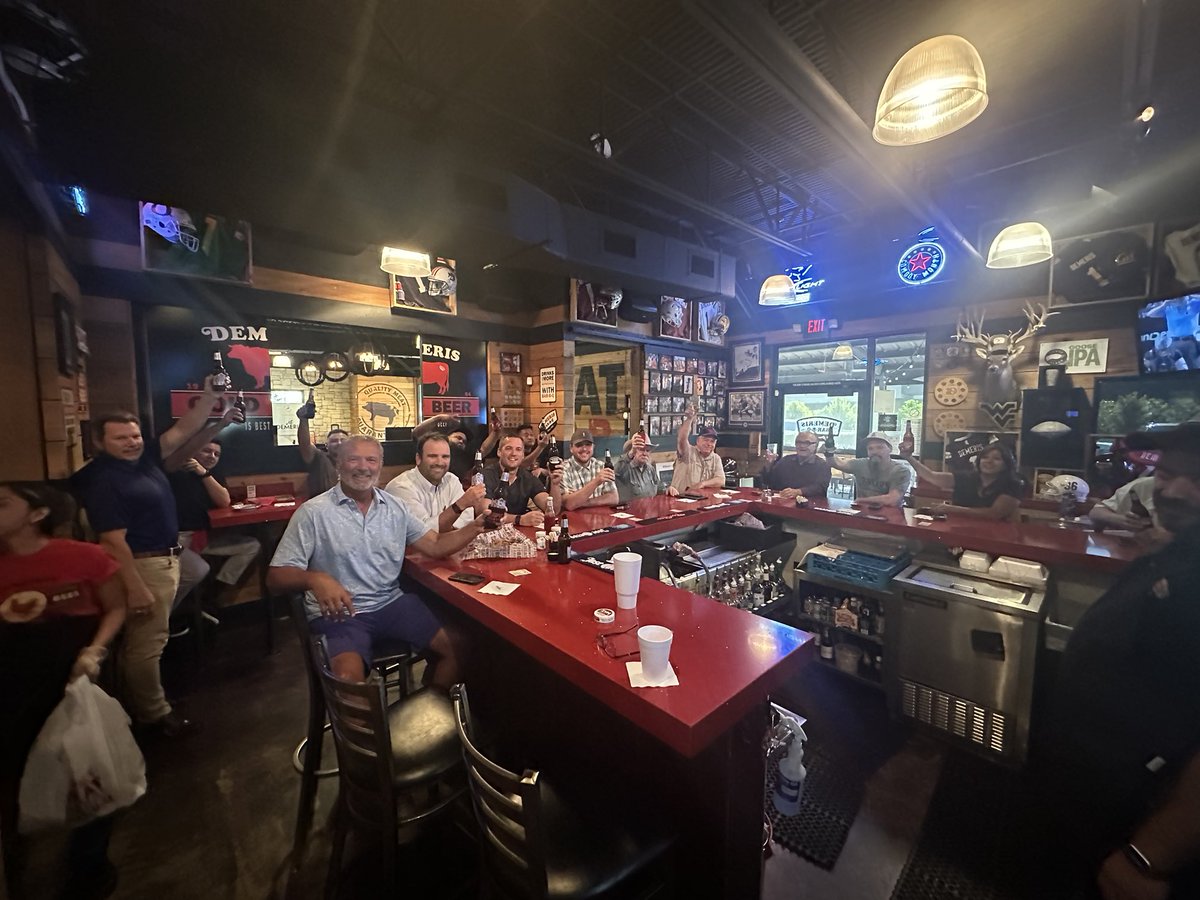 johngranato's tweet photo. .@Demerisbbq watching the Astros kick the Marlins ass while enjoying cold clean crisp refreshing FREE @CoorsLight #keepingTexaschill https://t.co/msNSFsrDqn