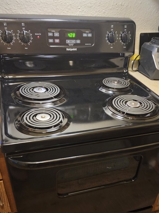 Roxxi Valentine 🏳️‍🌈🔞 - Look how pretty my new stove is! My apartment complex *finally* replaced the one that caught on fire after a week if no stove https://t.co/w0wnMOgJD6