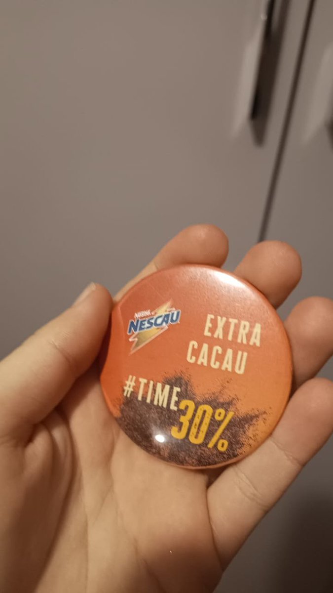 y4ss_kween's tweet photo. aproveitando q a @zerza_x vai pra argentina, virar famosa e tals, vou fazer um exposed: tem uma semana q ela roubou meu botton nescau extra cacau #time30% https://t.co/RBAGEiA5Z8