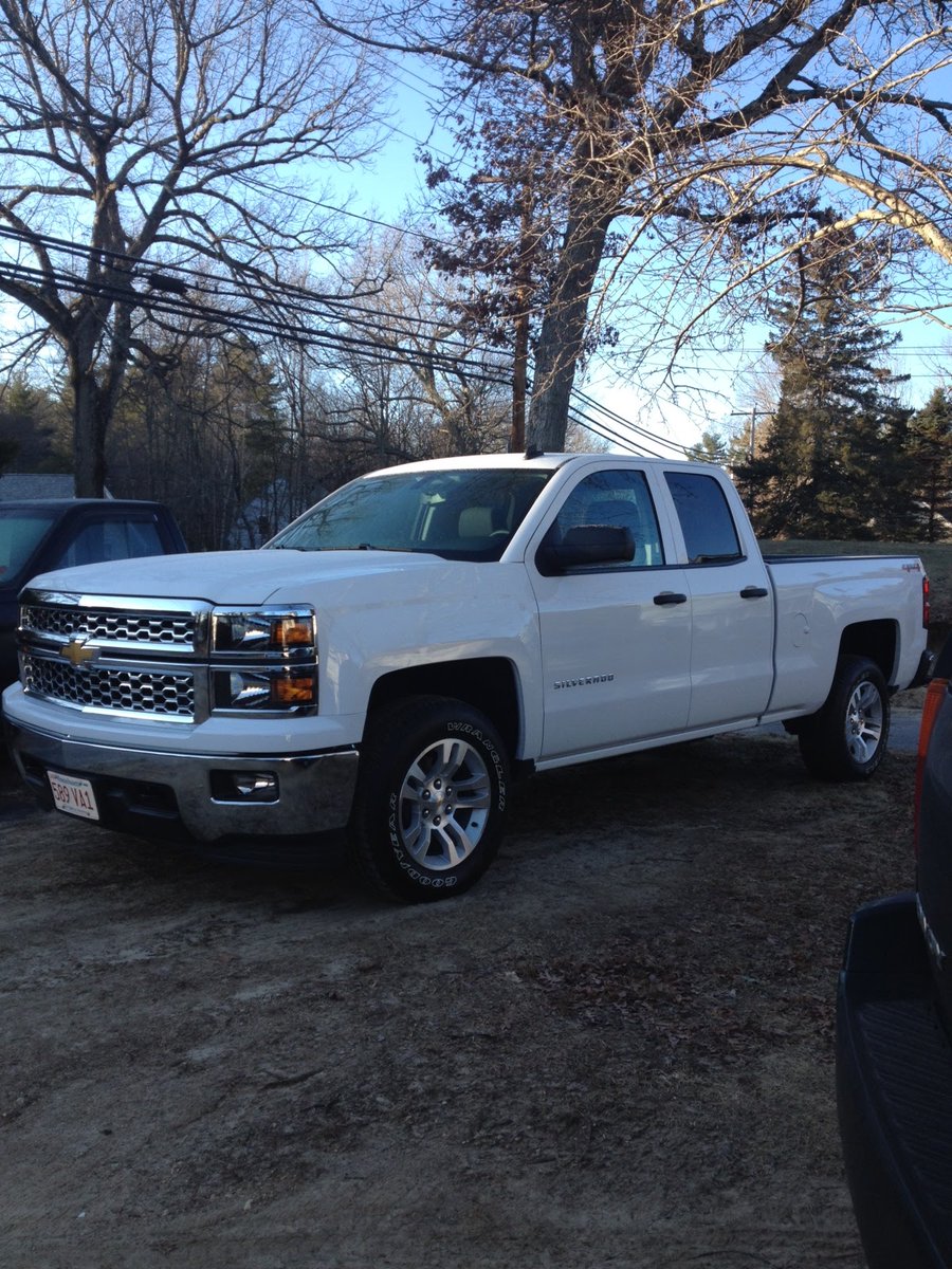 BrendenLunn's tweet photo. @Catfish_12c @chevrolet I feel like my 14 is one of the best looking chevy trucks but every face lift sense keeps getting uglier. I think the designers have lost touch and chevy wants to punish you for not getting a high country. https://t.co/E6BfJJlW5c