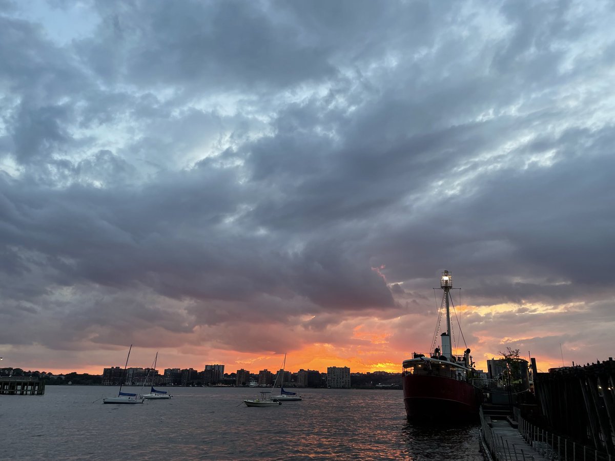 mvandersman's tweet photo. sky from Hudson Yards right now https://t.co/uRjlJrFvp4