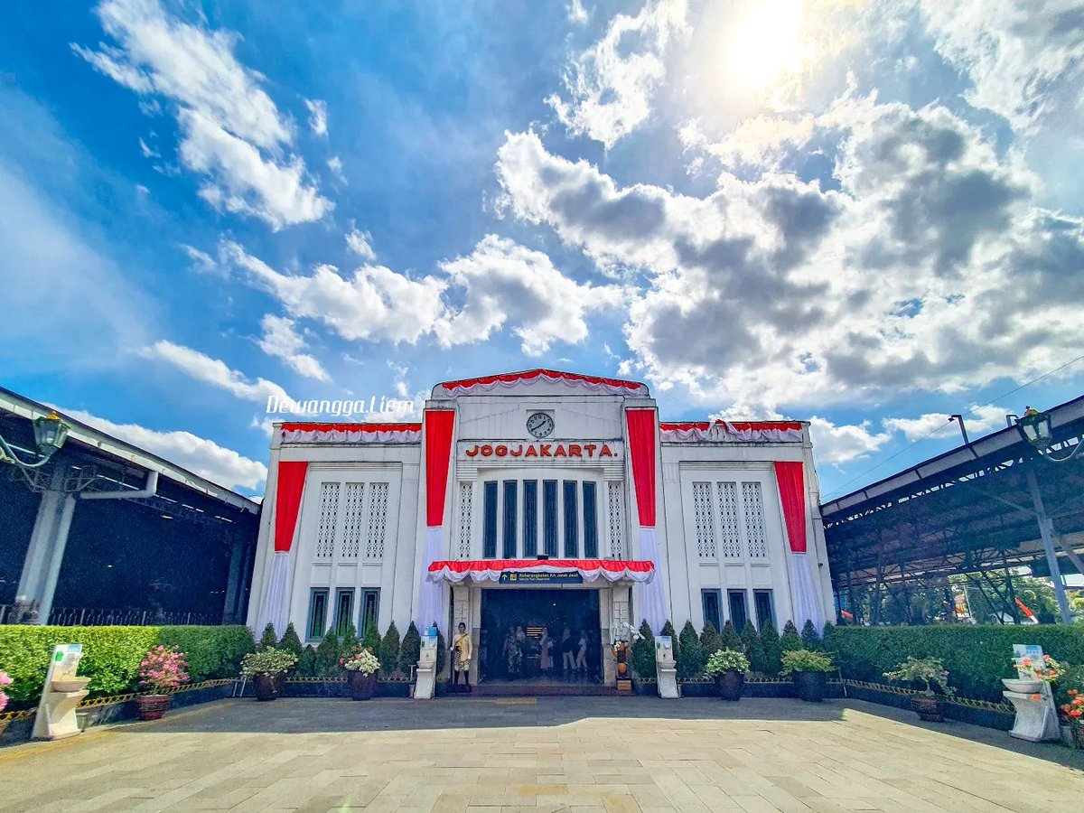 Ada yang berjuang untuk bertahan, ada pula yang berjuang untuk melepaskan. Tidak sedikit juga yang berjuang untuk sebuah pencapaian dan pengakuan.

Tidak ada yang salah, karena mereka berjuang demi satu tujuan, yaitu kebahagiaan.

Selamat pagi, #SahabatKAI

#KAI121

📸