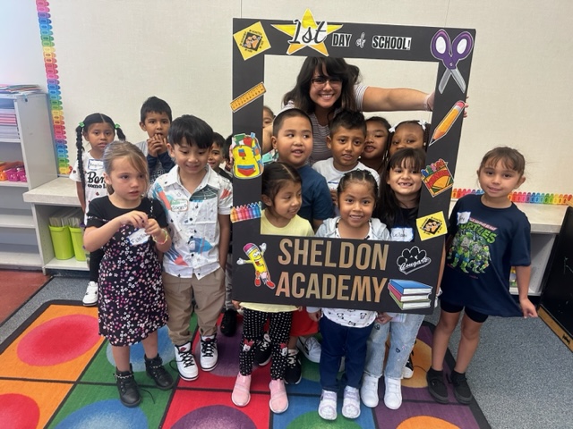 LisaLisalew's tweet photo. First Day of Kindergarten @sheldoninnovate!!! #SheldonPRIDE! https://t.co/yhPs0Xxo6s