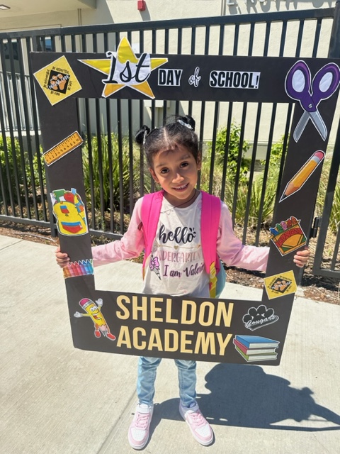 LisaLisalew's tweet photo. First Day of Kindergarten @sheldoninnovate!!! #SheldonPRIDE! https://t.co/yhPs0Xxo6s